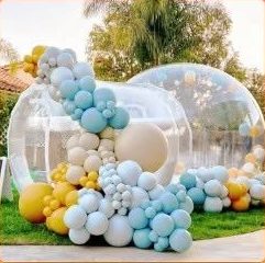 Bulle décorée d'une arche de ballons bleus et dorés