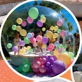 Bulle remplie de ballons multicolores pour un anniversaire d'enfants