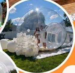 Bulle blanche installée sur une pelouse avec ballons blancs